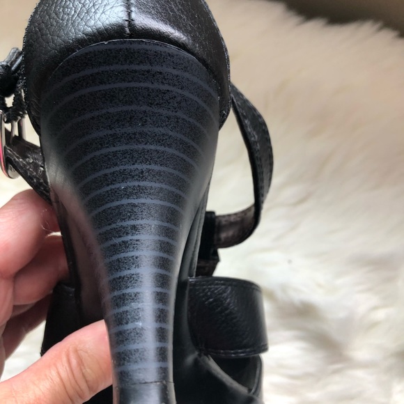 Black leather sandals with heel, ankle strap. Good quality. Great shape. - Picture 10 of 10